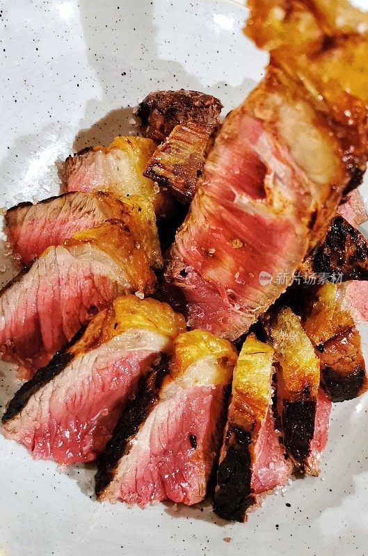 Bistecca Fiorentina (t骨牛排)在一个精致的餐厅晚餐设置